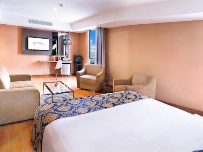 Aston Inn Pandanaran Semarang Exterior photo